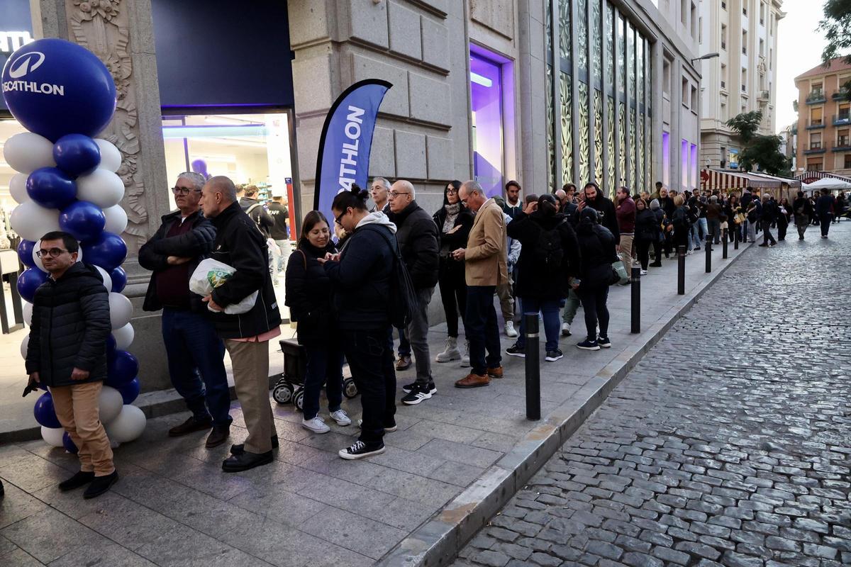 La cola se alargaba desde una entrada que lucía abarrotada de globos hasta casi la plaza Santa Catalina.