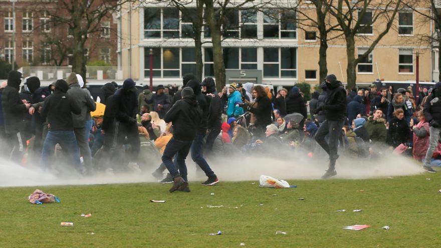 La policia utilitza un canó d&#039;aigua durant una protesta contra les restriccions establertes per frenar la propagació de la covid-19 a Amsterdam