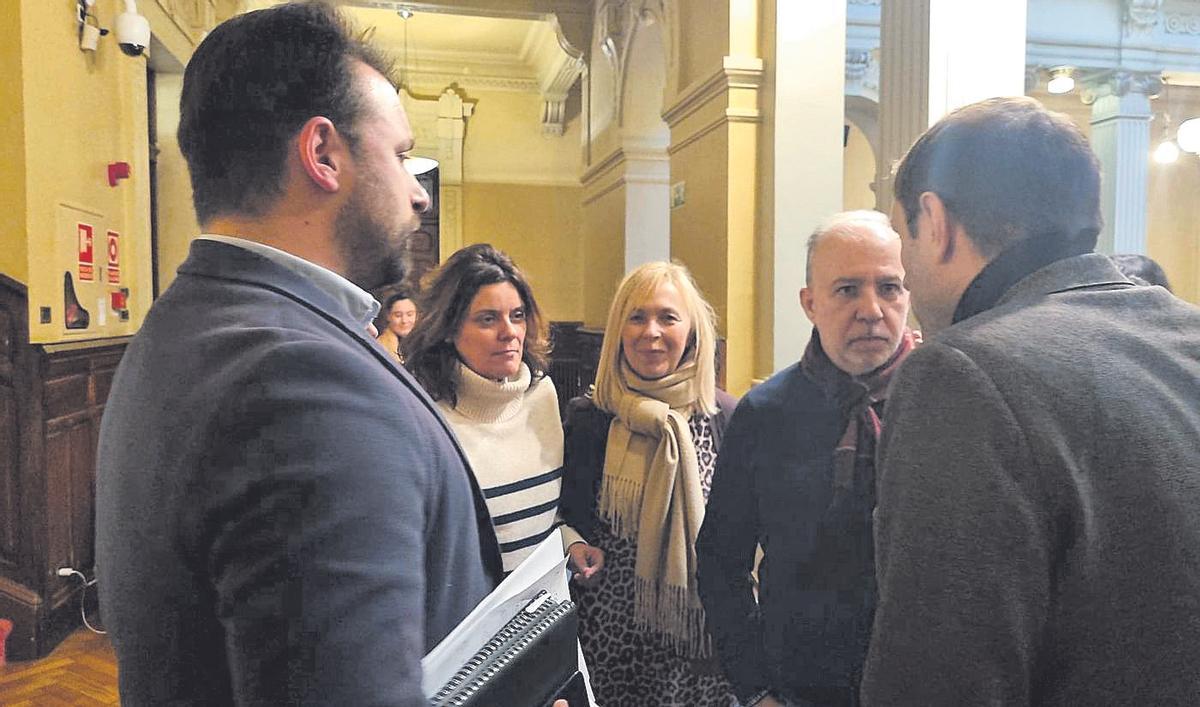 Por la izquierda, Álvaro Queipo, Beatriz Polledo, Sara Álvarez Rouco, Gonzalo Centeno y Adrián Pumares.