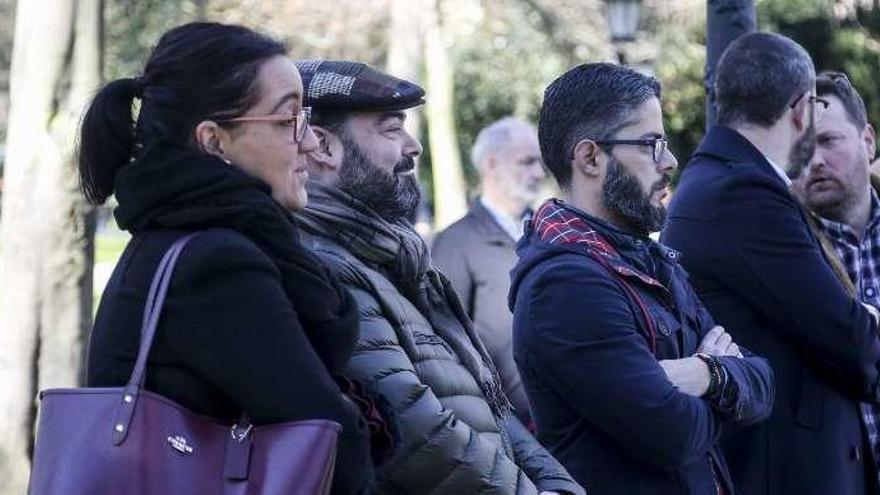 Participantes en el acto en memoria de las víctimas.