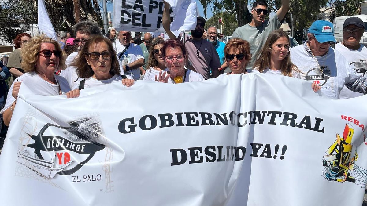 Manifestación por el deslinde de las casas en la playa de El Palo.