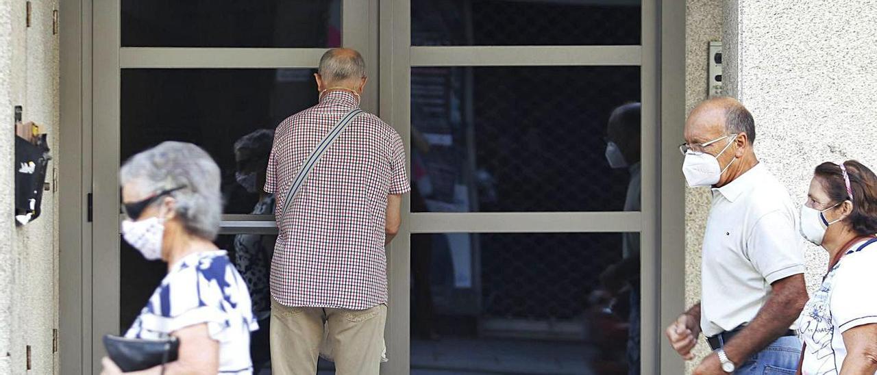 Vecinos entrando en un edificio de viviendas en Vigo.