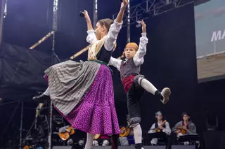 Los ganadores del Certamen Oficial de Jota Aragonesa se exhiben en la plaza del Pilar