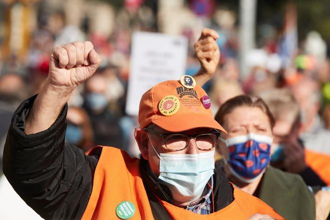 Miles de personas se manifiestan en defensa del sistema público de pensiones