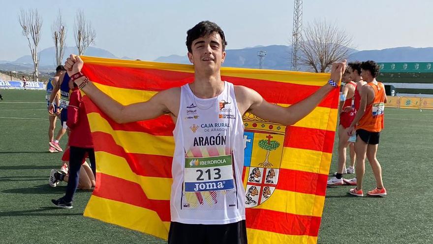 Oriach posa con la bandera de Aragón al finalizar su carrera.