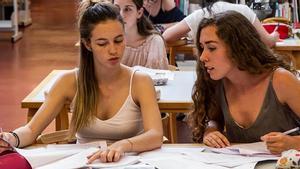 Dos estudiantes, en una biblioteca de Barcelona.