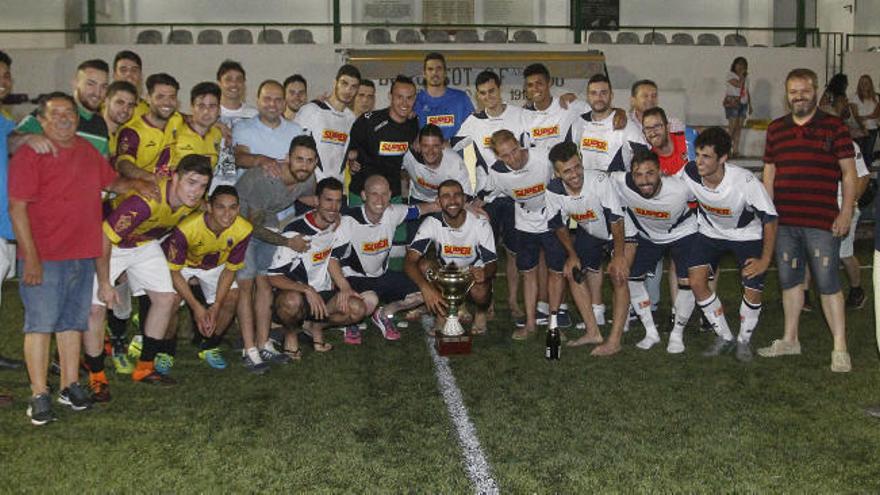 La selección SUPER celebra su triunfo.