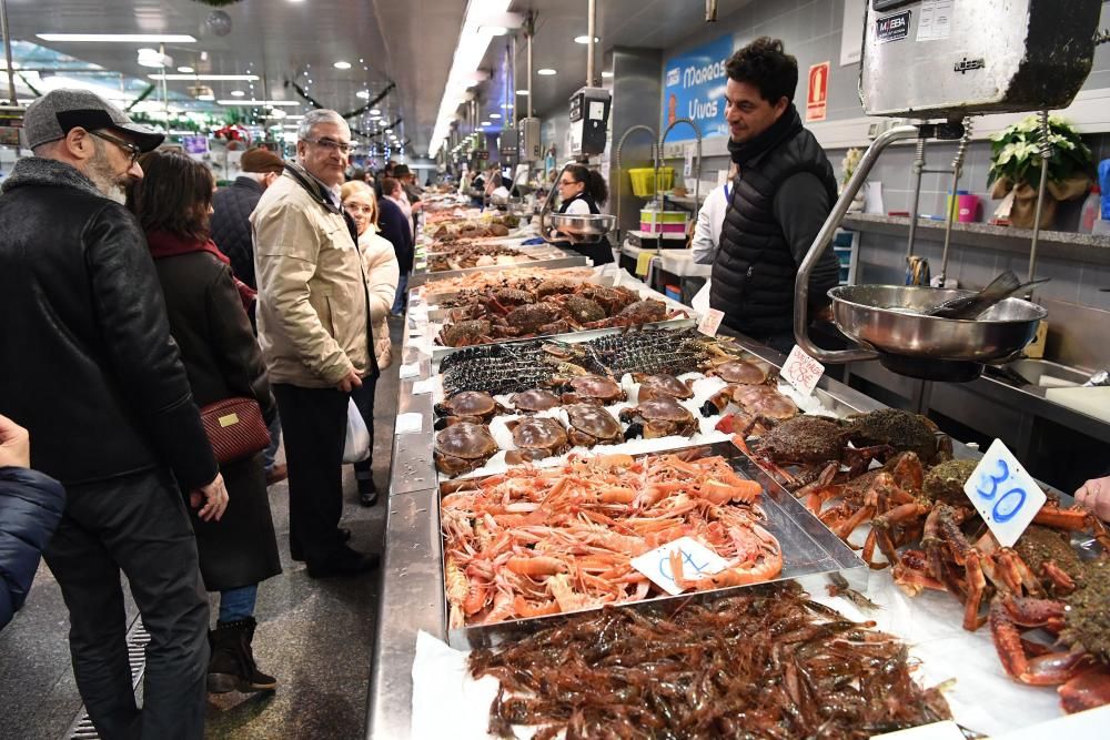 Percebes que alcanzan los 120 euros el kilo, cigalas, centollas, lubrigantes...