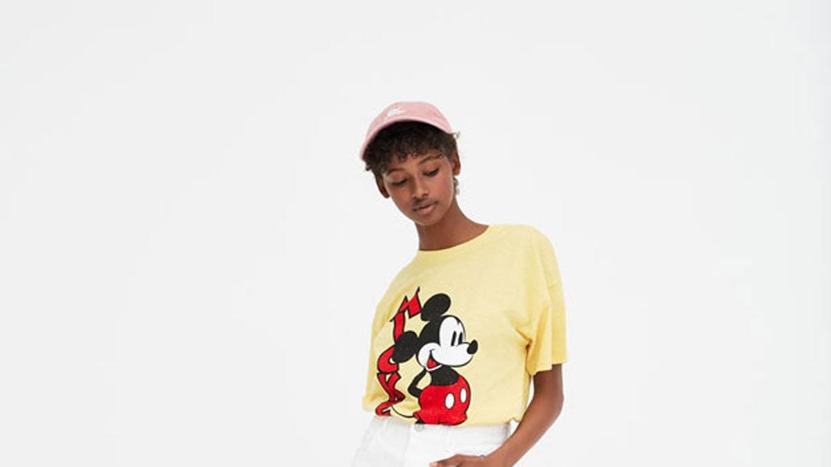 Modelo de Pull&amp;Bear de la colección Mickey Mouse.