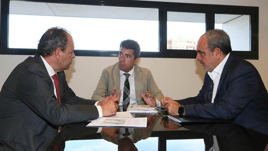 Carlos Baño, Carlos Mazón e Ignacio Amirola durante la reunión celebrada ayer por la mañana