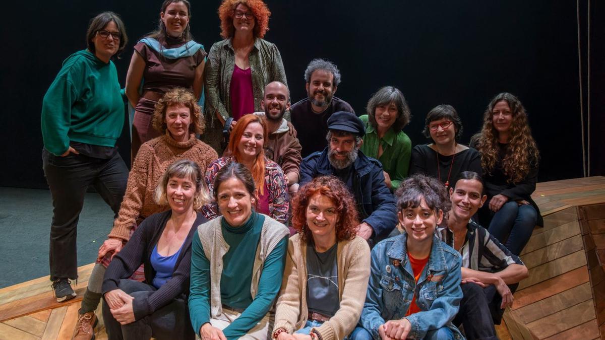 Imatge de l’equip artístic de ‘Plenamar’, de Begoña Tena, sota la direcció de Laia Porcar i Núria Vizcarro.