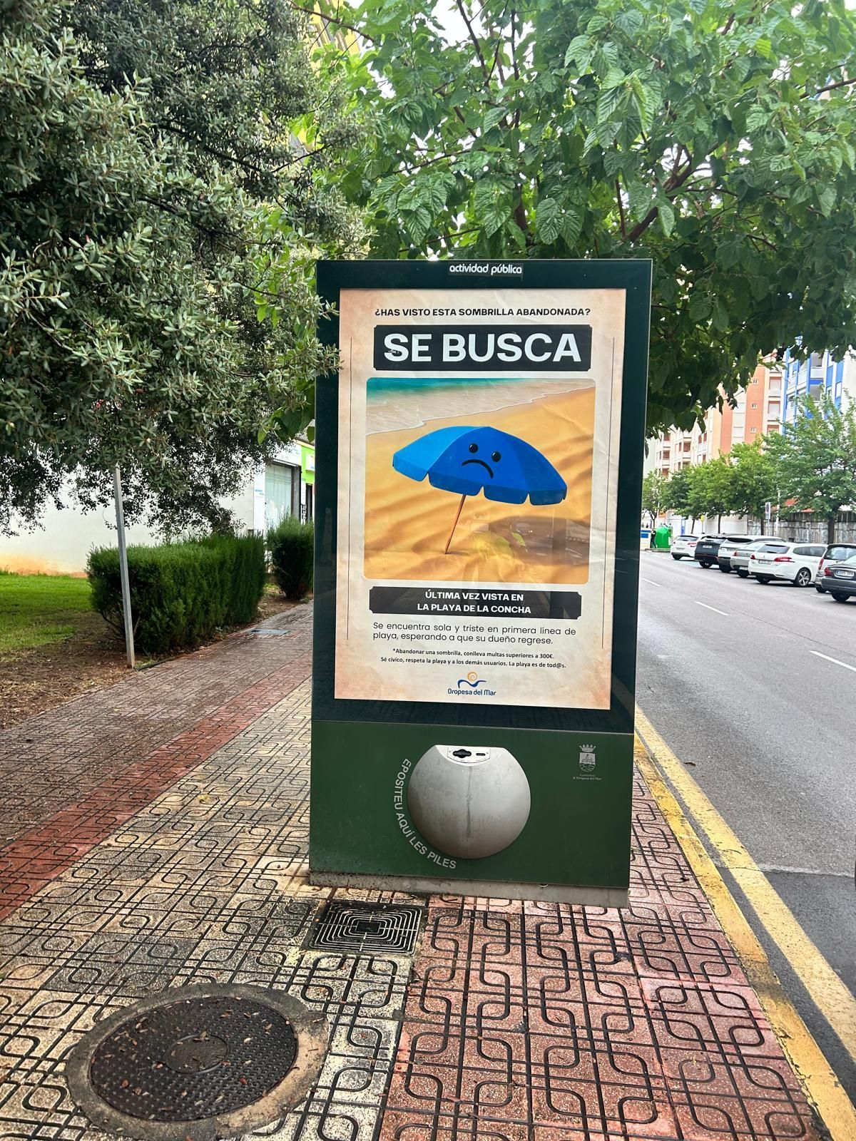 Uno de los mupis que han colocado en la playa de La Concha.