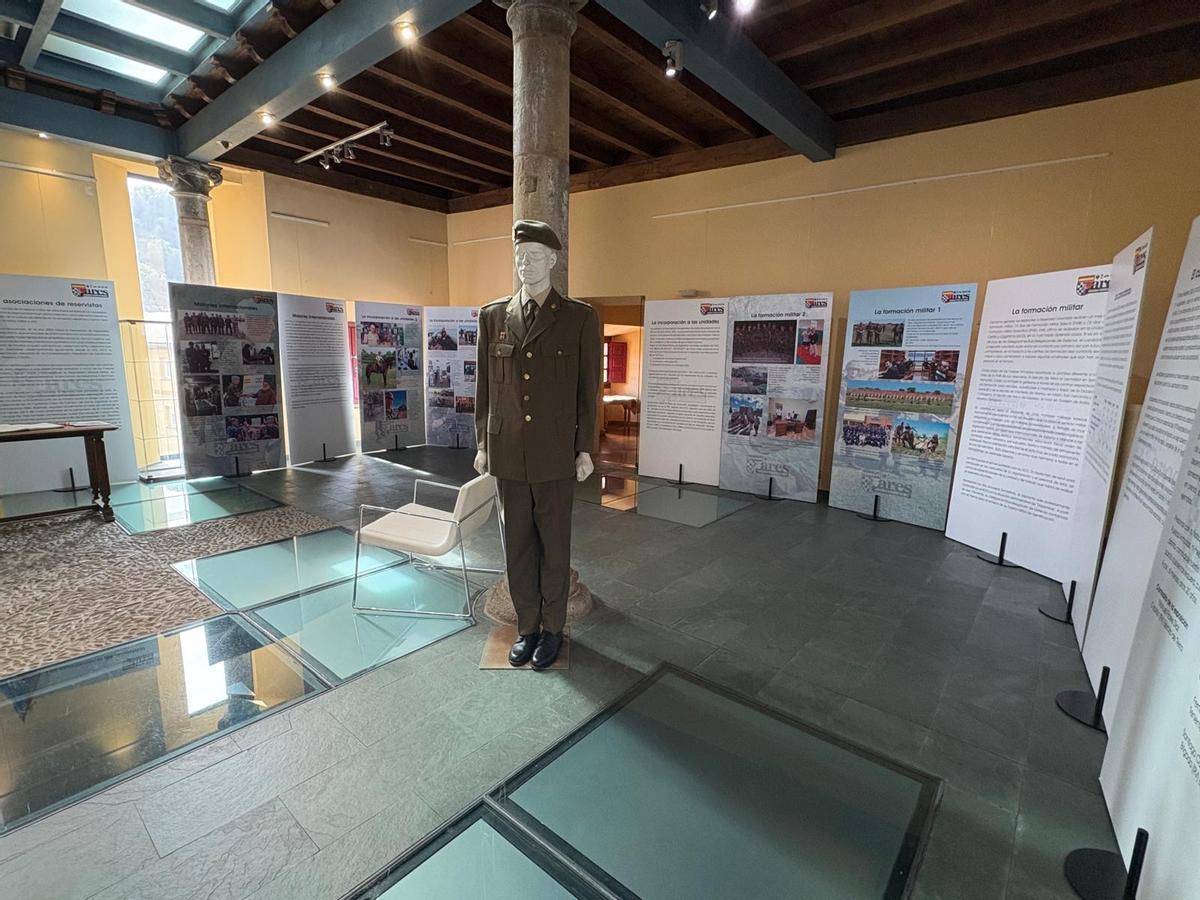 Exposición de la Reserva Militar de Voluntarios en Cangas del Narcea.