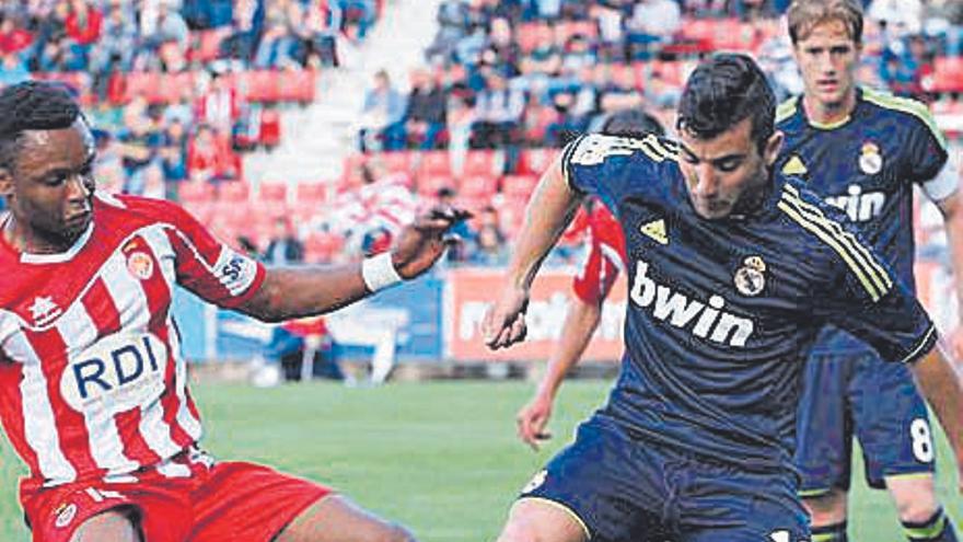 Borja García lluita amb Kitoko en un Girona-Castella