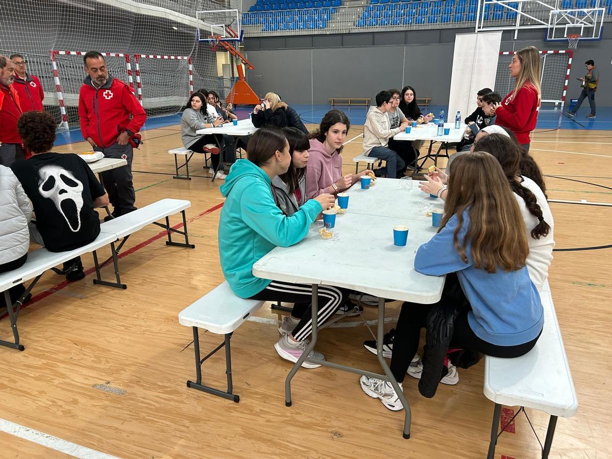 EN IMÁGENES: Simulacro de instalación de un albergue de emergencias con jóvenes de Pola de Siero