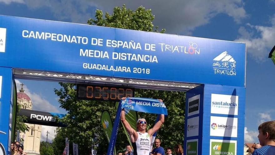 Gustavo Rodríguez cruza la meta en primer lugar, en Guadalajara. // FdV