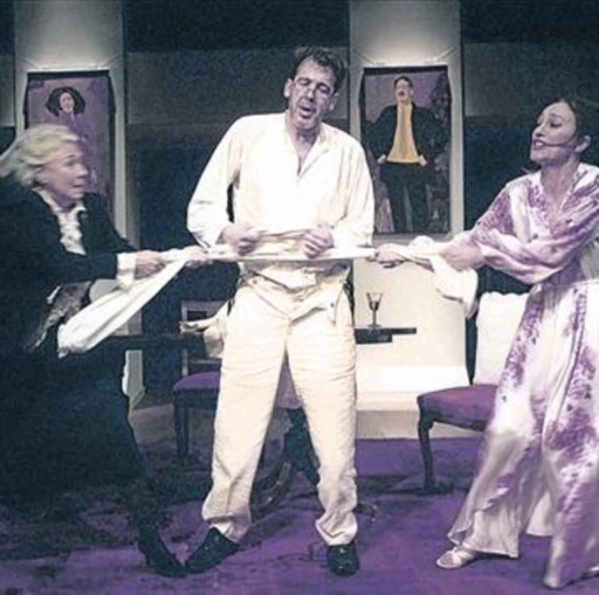 Mercè Managuerra, Emilià Carilla i Teresa Vallicrosa, en el muntatge.