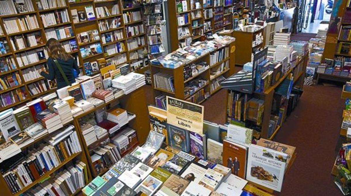 Una clienta a l’interior de la llibreria Baibars de Barcelona.