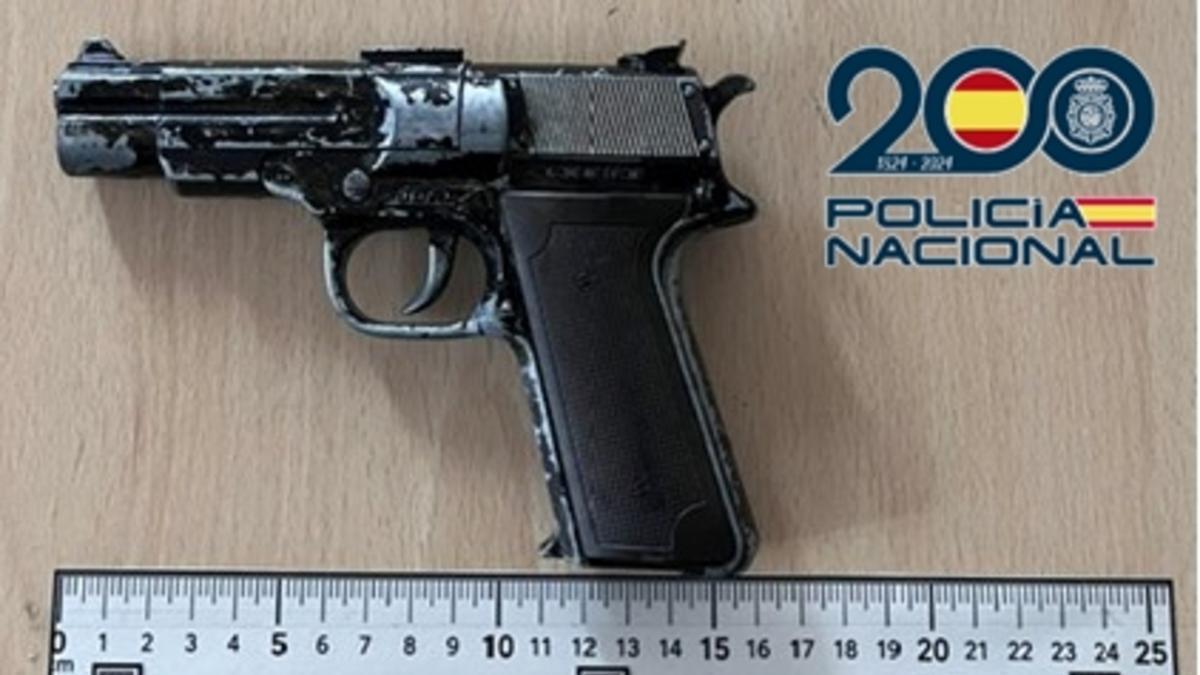 La Policía Nacional detiene a un hombre tras amenazar con un arma simulada y una navaja a varias personas en plena vía pública en Las Palmas de Gran Canaria