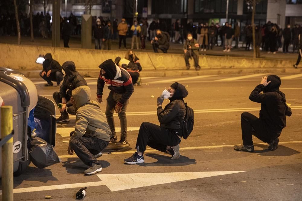 Grups incontrolats provoquen destrosses a Girona