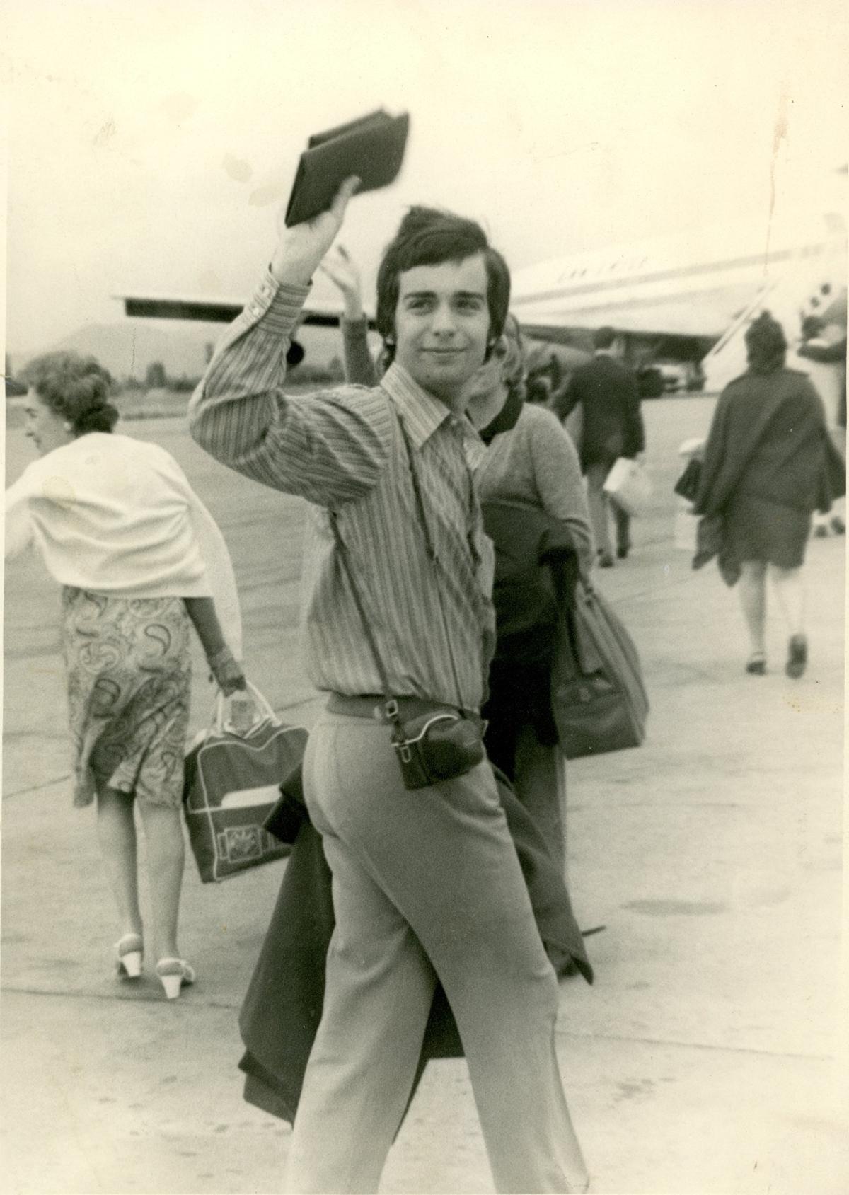 Corrada, en sus tiempos jóvenes, embarcando en un avión.