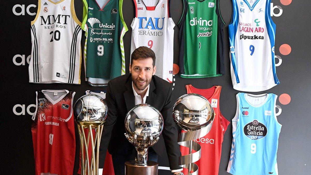 Sergi Vidal posa en la ACB con las camisetas de sus equipos y los títulos ganados