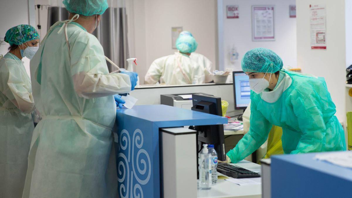 Varias sanitarias en un hospital de Valéncia.