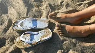 El truco viral para que no te roben las chanclas en la playa