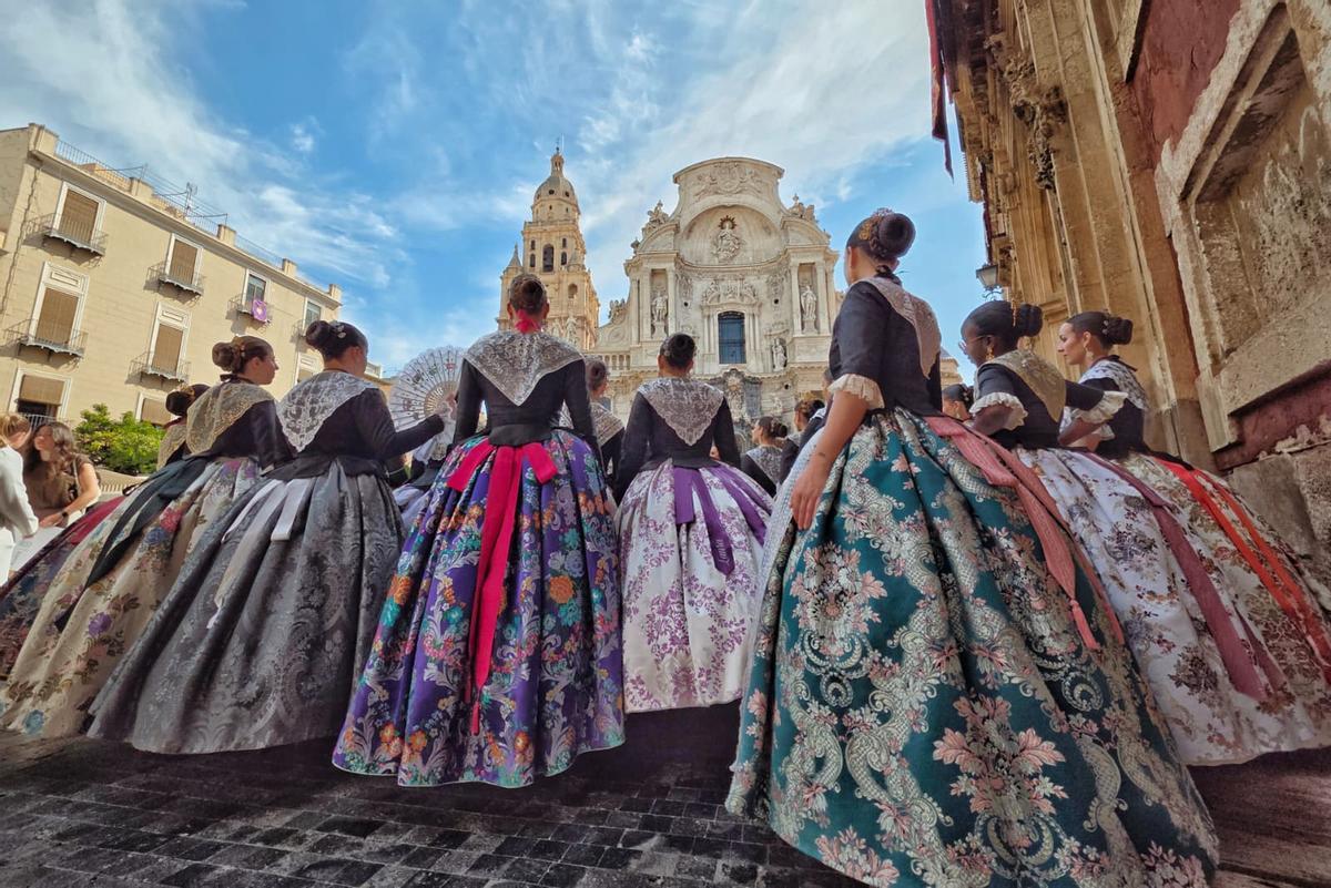 Las candidatas a Reina Mayor y Damas de las Fiestas de Elche 2026 durante las convivencias