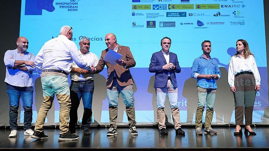 El presidente insular, Sergio Lloret, entrega un diploma a uno de los alumnos que obtuvieron el título de piloto de UAS. | | LP/DLP