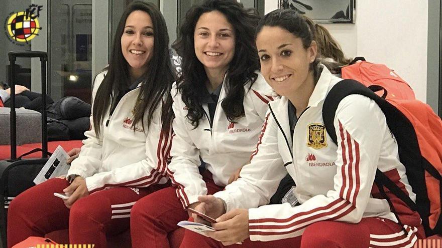 Mari Paz Vilas (izquierda), junto a dos compañeras de selección. // @SeFutbol