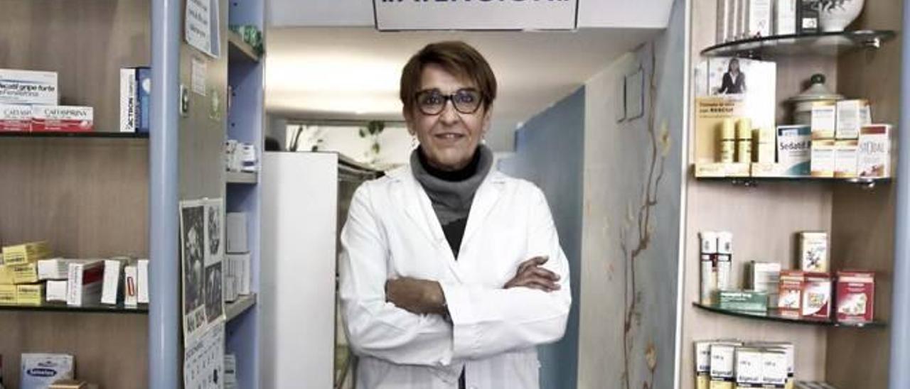 María Dolores Pereto, en su farmacia ubicada en la alicantina plaza de San Cristóbal.