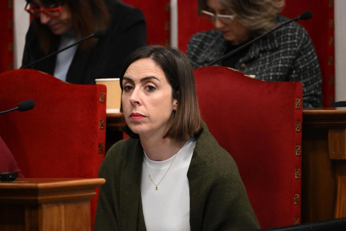 Esther Díez, escuchando el debate
