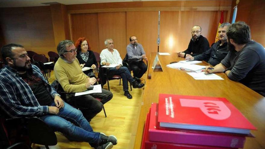 Los delegados sindicales de CIG reunidos ayer en la Autoridad Portuaria de Vilagarcía. // Iñaki Abella