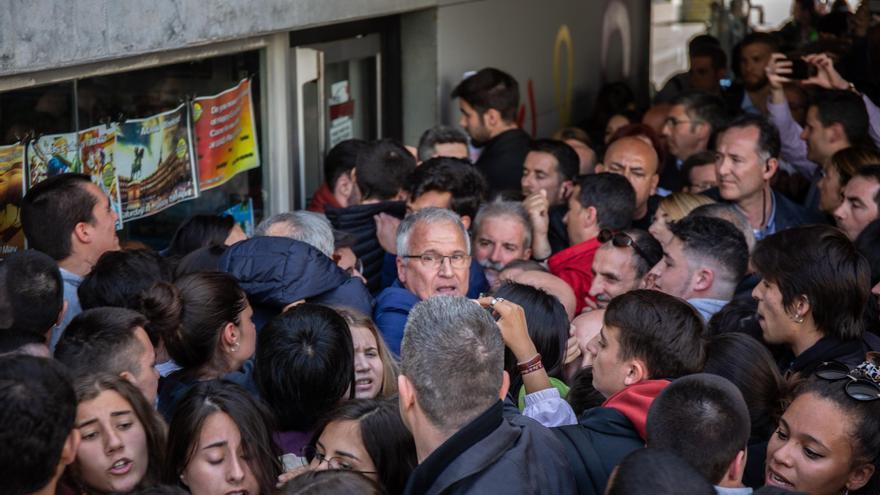 Un tumulto de gente espera en la Universidad Autonóma de Barcelona a Cayetana Álvarez de Toledo.