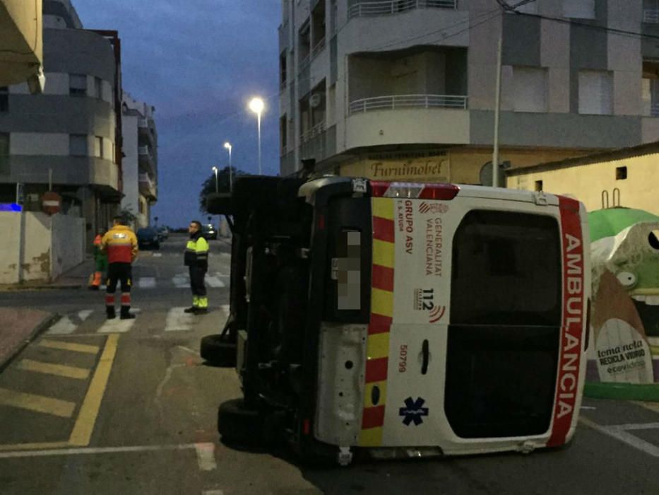 Un ambulancia vuelca en La Mata
