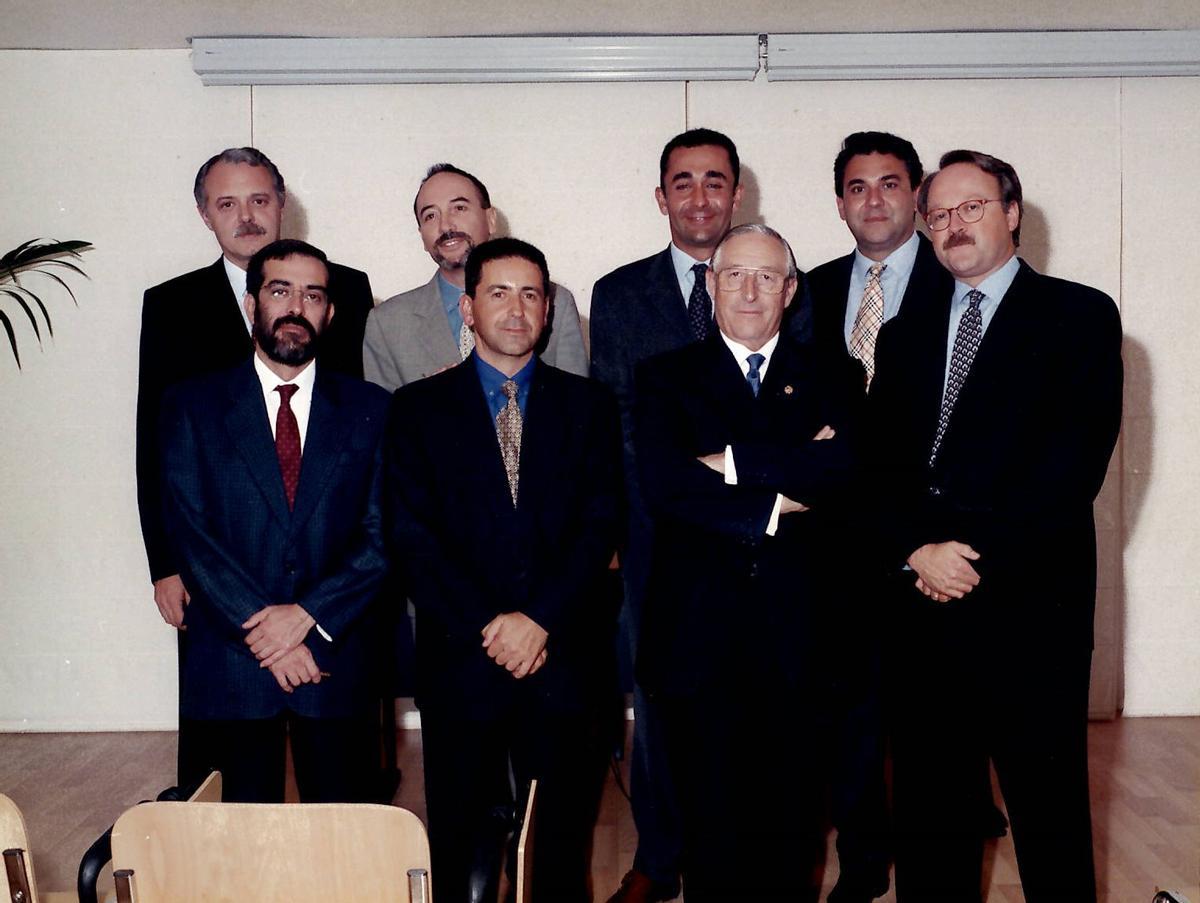 Foto de la junta del Colegio Oficial de Odontólogos de Alicante en 1999