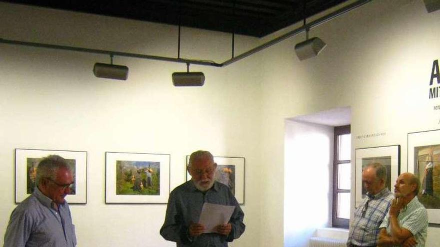 Félix Marbán lee el discurso de inauguración ante los invitados.