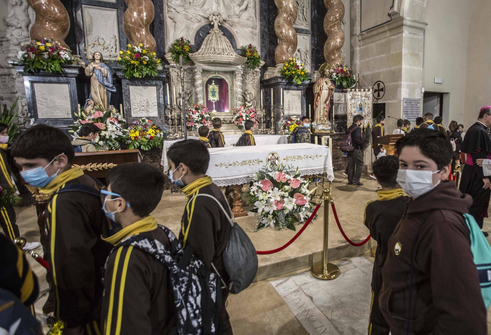 El obispo José Ignacio Munilla recibe a los niños en la Peregrina Escolar de Santa Faz