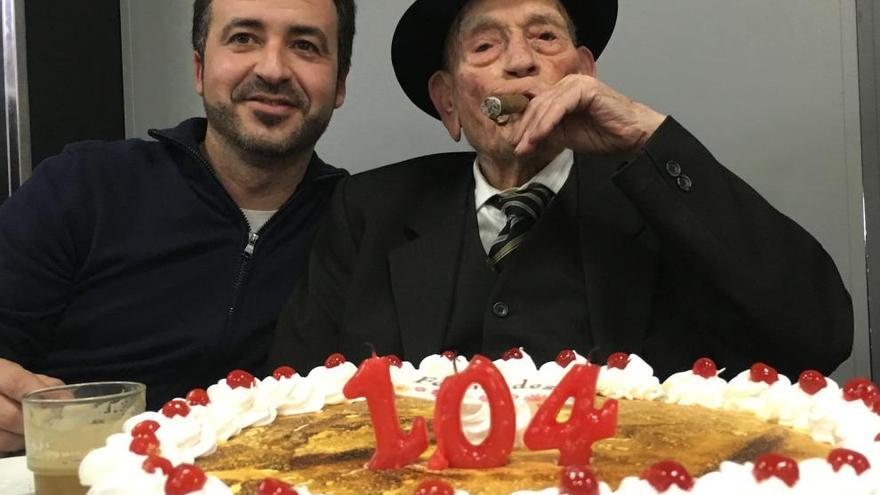 El tío Juan Rita con su tarta