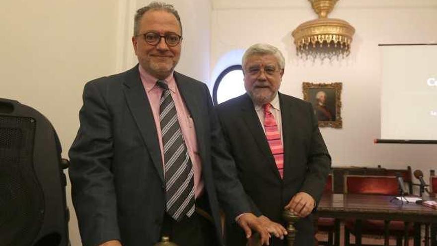 El profesor barcelonés, con el presidente de la Real Academia de San Telmo José Manuel Cabra de Luna esta semana.