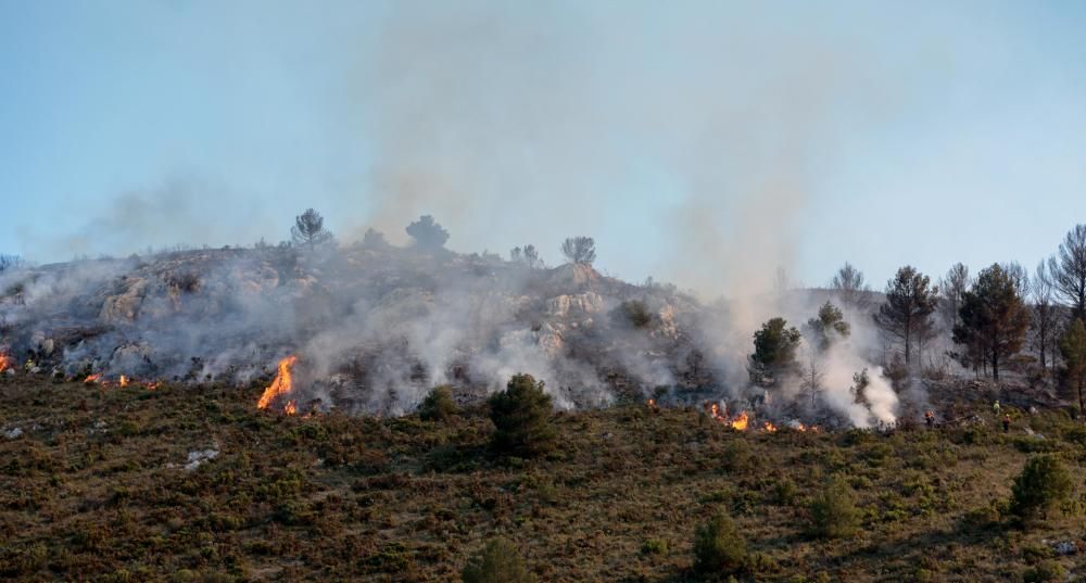 Un incendio forestal pone en alerta a la sierra de Aitana