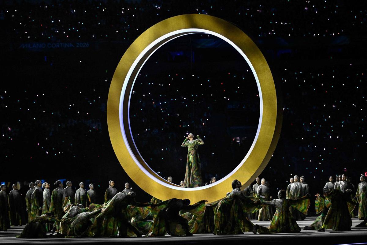 Bailarines actúan,  mientras uno de los anillos comienza a formarse en el símbolo olímpico .