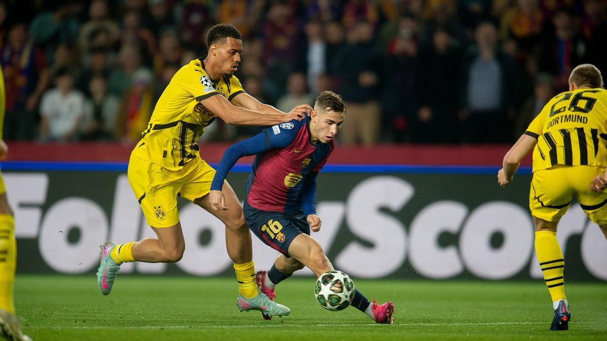 Fermín López protege el balón en una jugada de ataque del Barça-Dortmund en Montjuïc.