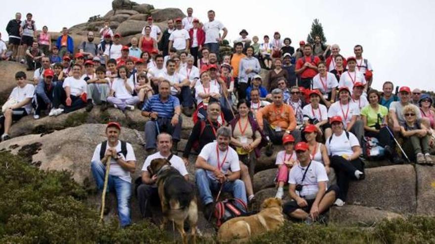 Un grupo de personas visita el monte Pindo para pedir que sea parque natural. / m.c.s.