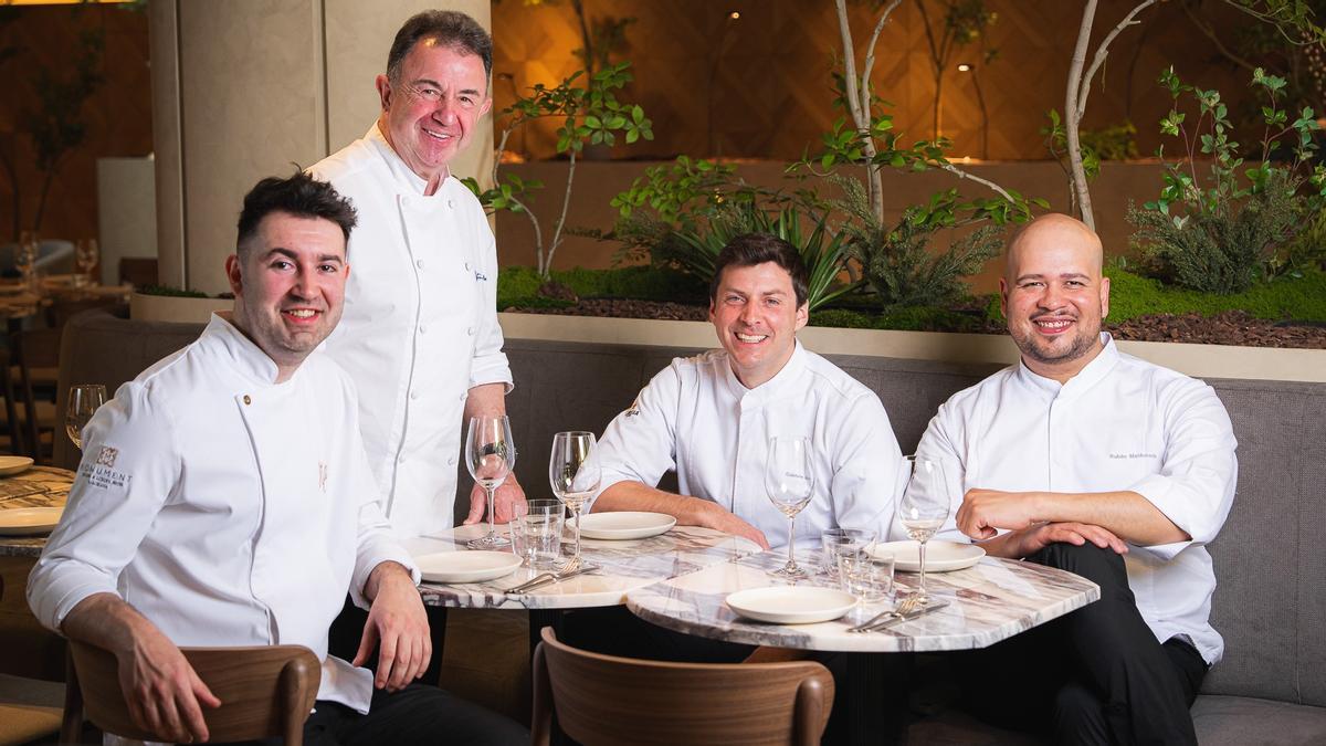 Martín Berasategui, con el equipo del restaurante Bera.