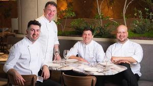 Martín Berasategui, con el equipo del restaurante Bera.