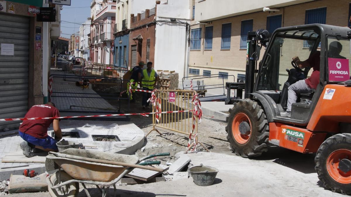 Operarios en la obra de la calle Colombia que acomete la Delegación de Infraestructuras.