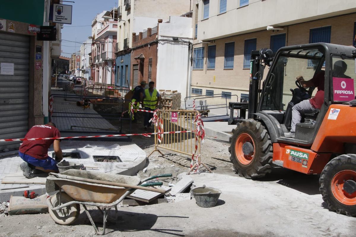 Operarios en la obra de la calle Colombia que acomete la Delegación de Infraestructuras.
