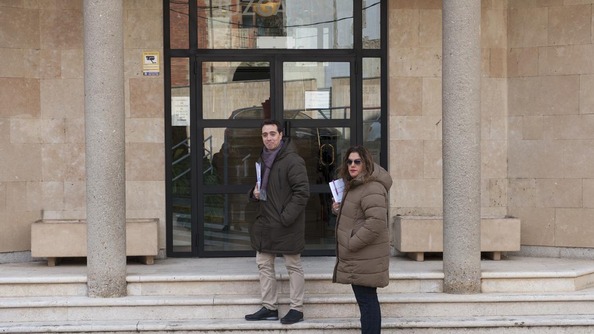 El desaparecido Luciano Huerga y la concejala Sandra Veleda, a las puertas de los juzgados benaventanos para una declaración por la denuncia del PP. | J. A. G.
